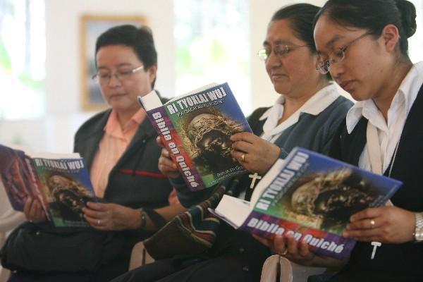 Tres novicias leen, en el Santuario Eucarístico, la Biblia traducida al idioma k'iche'