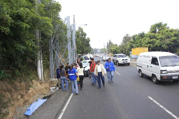 Accidente donde falleció un motorista en carretera a El Salvador (Foto Prensa Libre: E. Ávila)<br _mce_bogus="1"/>