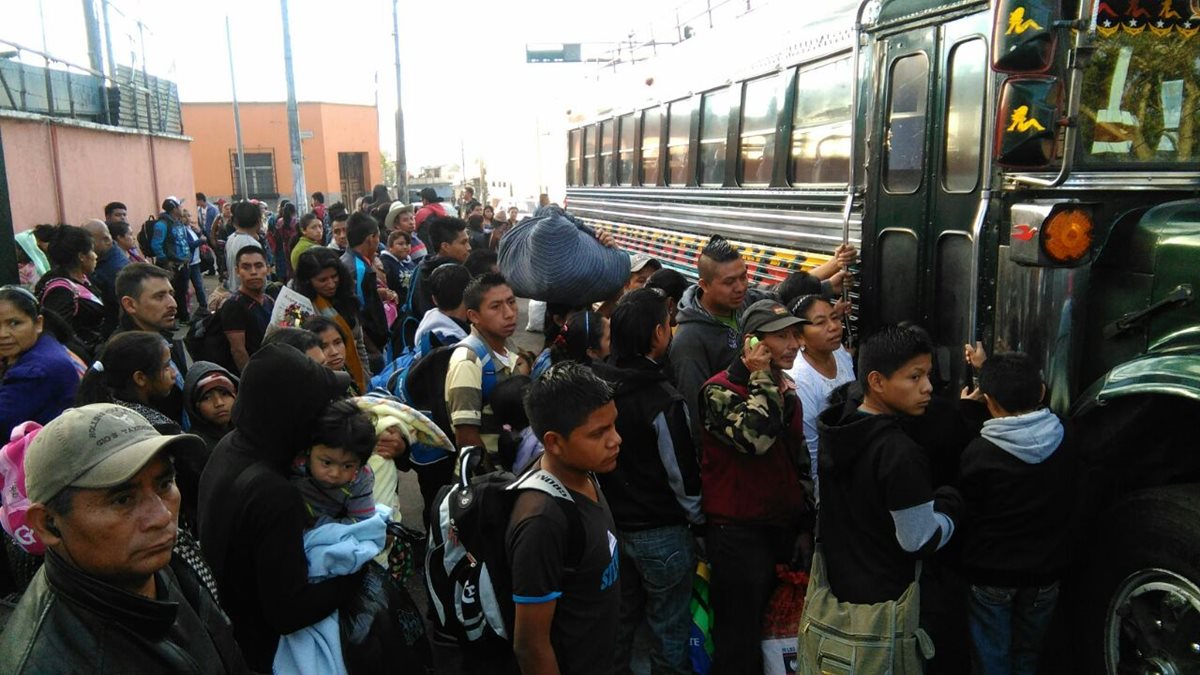 La demanda de pasajeros rebasa la capacidad de autobuses hacia el Occidente del país. (Foto Prensa Libre: Erick Ávila)