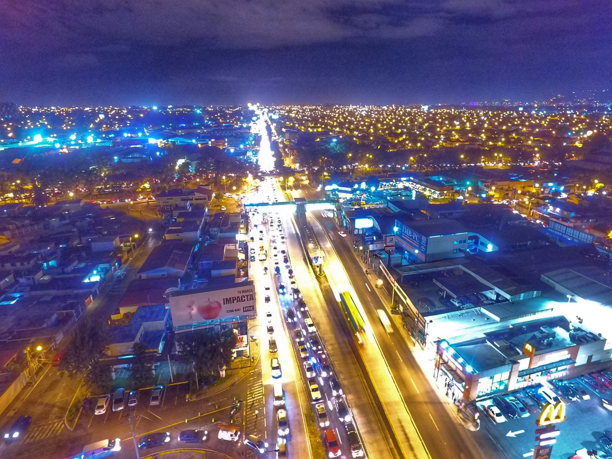 El tráfico hacia el sur por la calzada Aguilar Batres es complicado, debido al cierre del bulevar Sur, entre San Cristóbal y la ruta al Pacífico. (Foto Prensa Libre: Óscar Rivas)