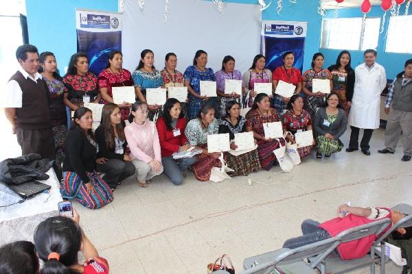 Parte del grupo de mujeres  que recibió la capacitación en Santa Lucía Utatlán.