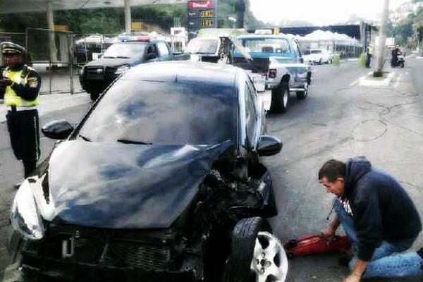 Retiran vehículo que originó percance en la Calzada La Paz, zona 5. (Foto Prensa Libre: Amílcar)