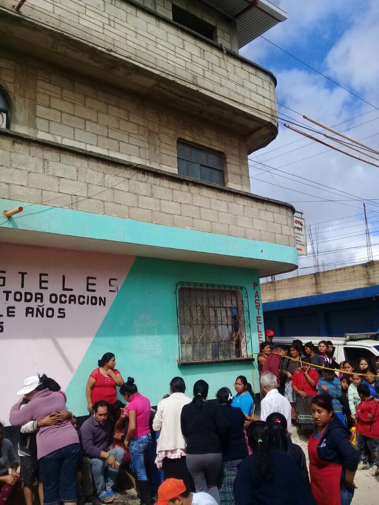 Familiares de la víctima sufrieron crisis nerviosa al ver lo acontecido. (Foto Prensa Libre: CBV)