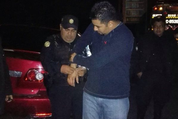 Hombre es capturado en el km 32 de la ruta de la capital a Santa Rosa, por trasladar a migrantes ilegales. (Foto Prensa Libre: PNC)
