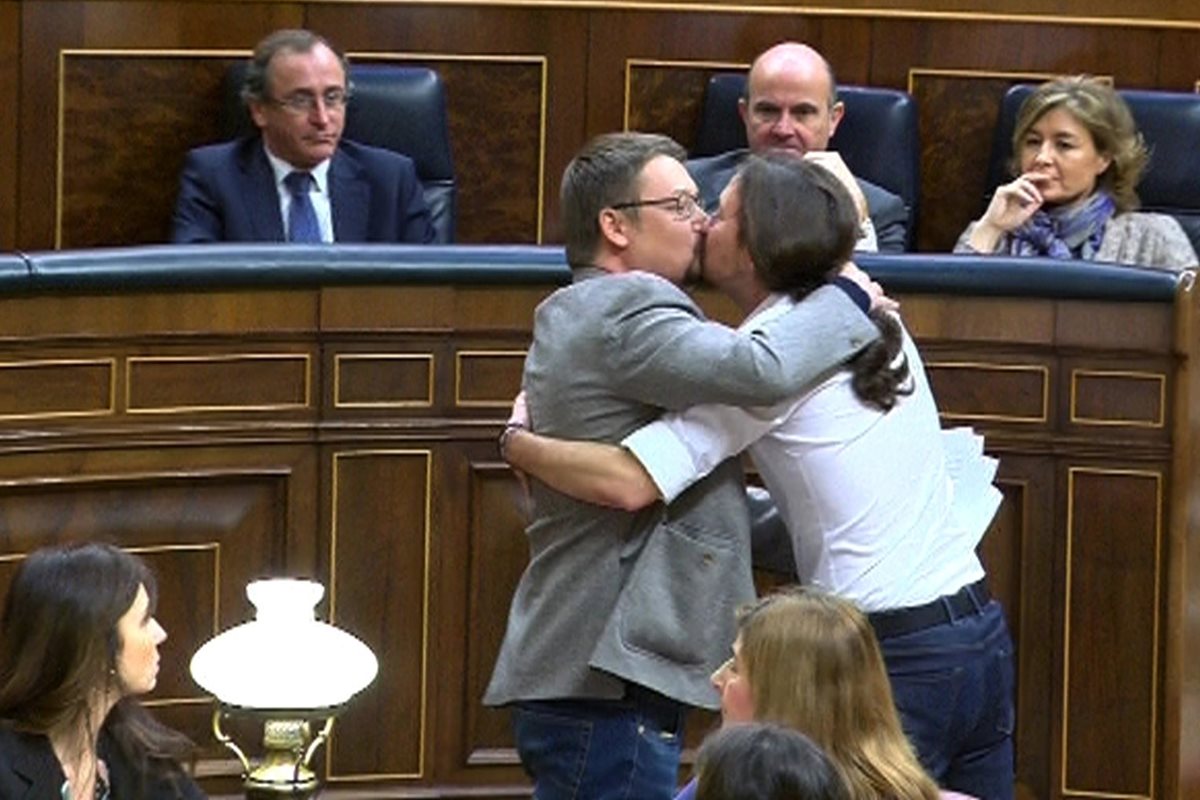 Diputados celebran con un beso. (Foto Prensa Libre: EFE)