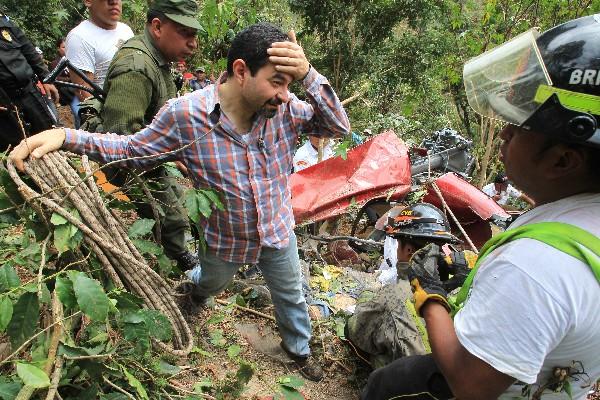 Érick Rodríguez Toledo ingresa en la escena del accidente a reconocer el cadáver de su hermano José Ramón Rodríguez Toledo, piloto del helicóptero.