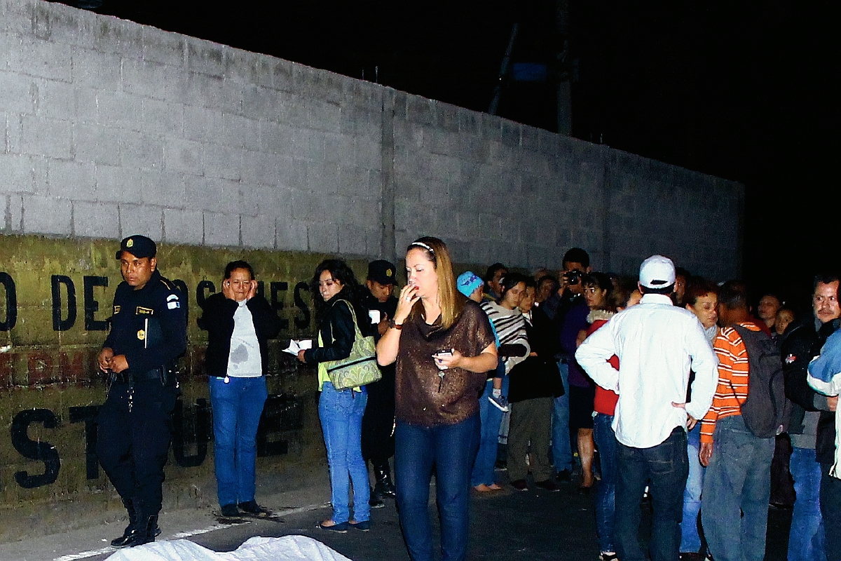 Familiares de  las hermanas Vargas Barrios llegan al lugar donde fueron arrolladas por un camión, en La Esperanza, Quetzaltenango. (Foto Prensa Libre: Carlos Ventura)