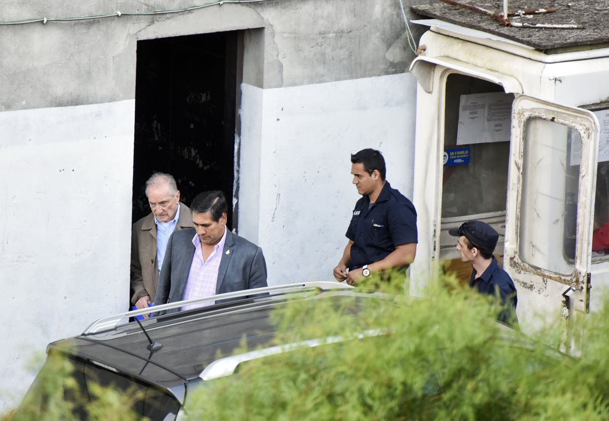 Eugenio Figueredo abandona el hospital en el que estuvo internado por desconpensación. (Foto Prensa Libre: AP).