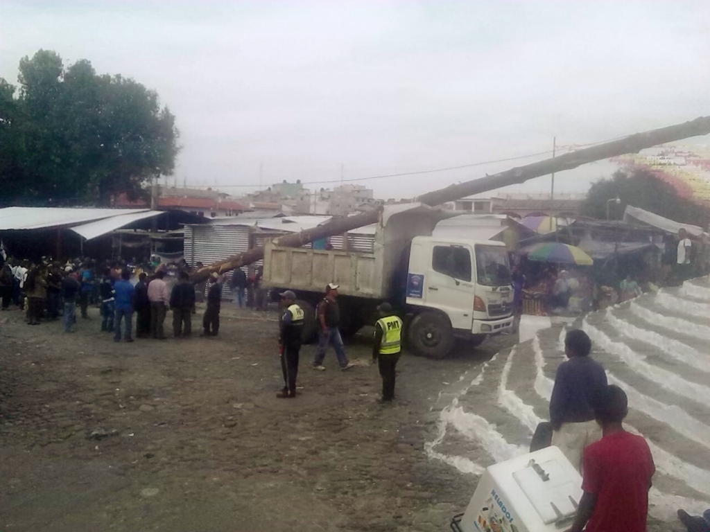 Camión traslada nuevo palo instalado en Chichicastenango, Quiché. (Foto Prensa Libre: Óscar Figueroa).