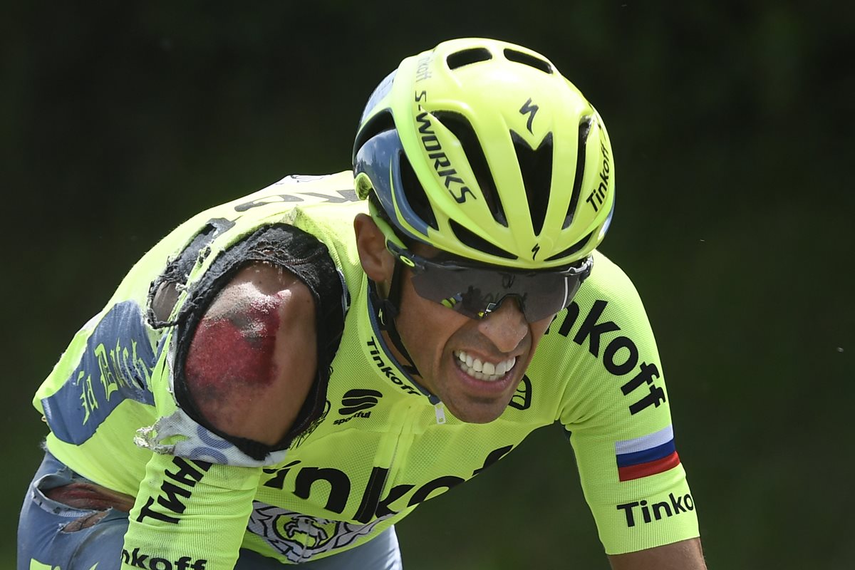 A pesar del golpe, Contador continuó la competencia. (Foto Prensa Libre: AP)
