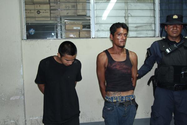 Los dos supuestos secuestradores, uno menor de edad, fueron detenidos luego de una persecución policíal. (foto Prensa Libre: PNC)