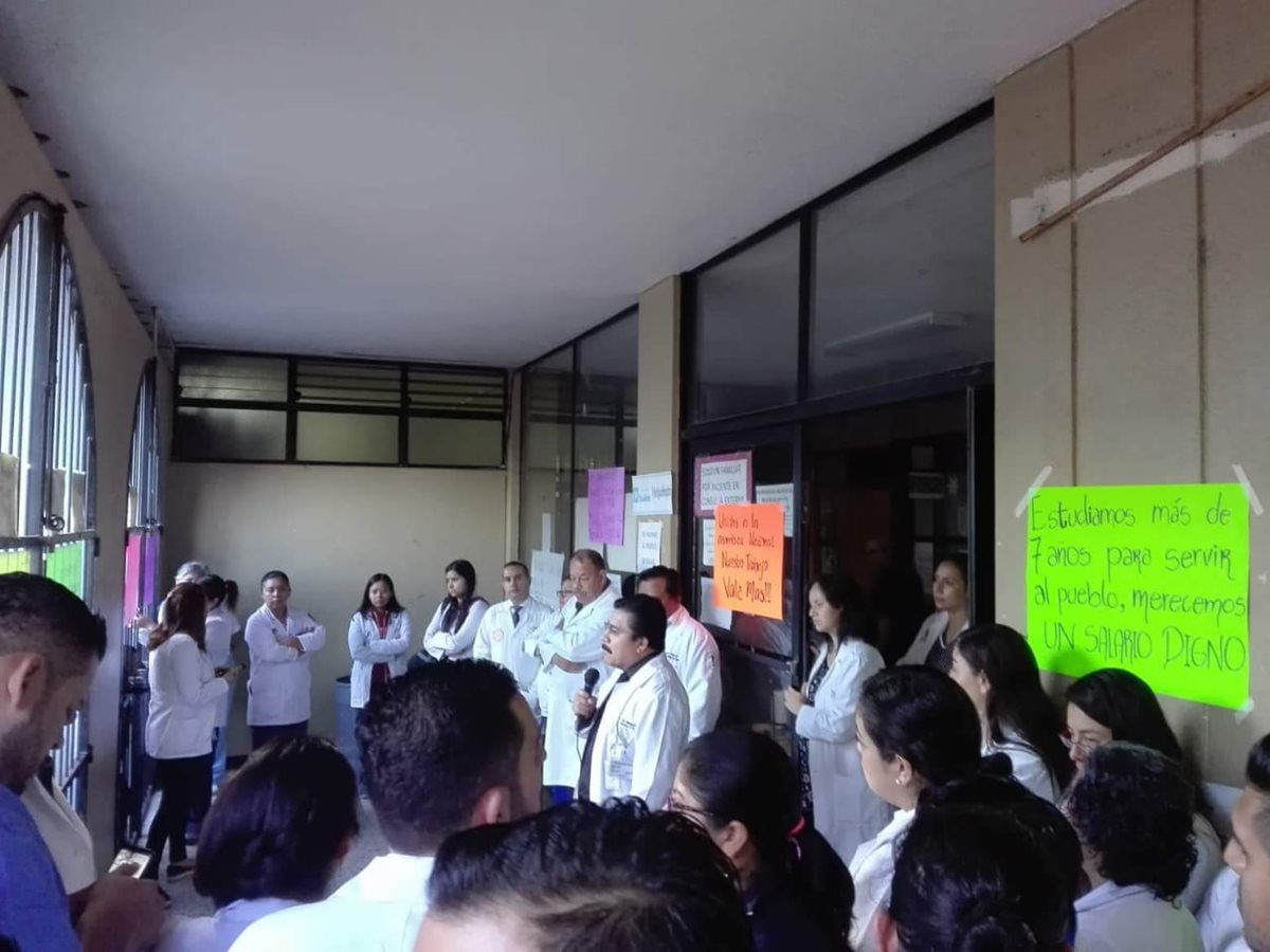 Médicos del Hospital de Antigua Guatemala también se declaran en asamblea permanente. (Foto Prensa Libre: Ana Lucía Ola)