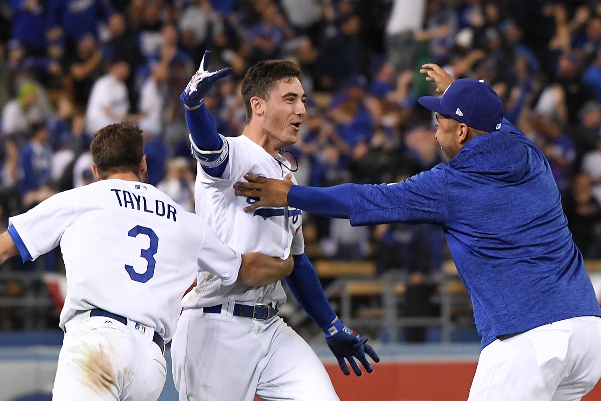 Cody Bellinger celebra después de la victoria de los Dodgers en el cuarto juego de la Serie de Campeonato de la Liga Nacional. (Foto Prensa Libre: AFP)