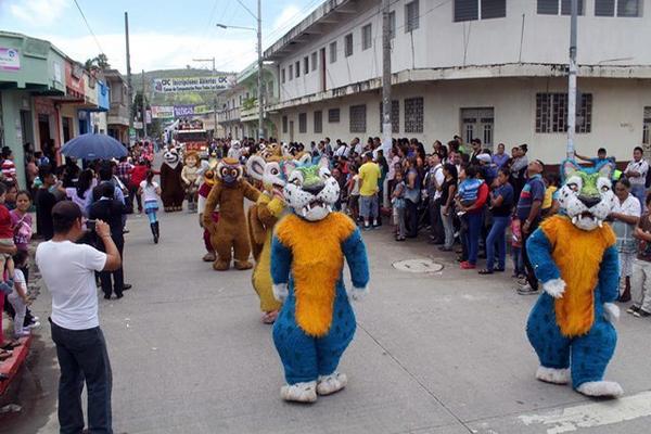 Convite de Sumpango, Sacatepéquez, participa en el desfile inaugural de la feria de Jalapa. (Foto Prensa Libre: Hugo Oliva) <br _mce_bogus="1"/>