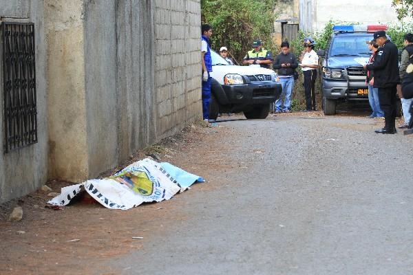 El cadáver de la mujer fue encontrado en la colonia Los Pinos, La Comunidad, Zona 10 de Mixco (Foto Prensa Libre: E. Paredes)<br _mce_bogus="1"/>