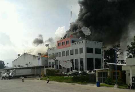 Trabajadores observan las llamas y columnas de humo del incendio.  (Foto: Usuario de Twitter @AndreaZuleta_)
