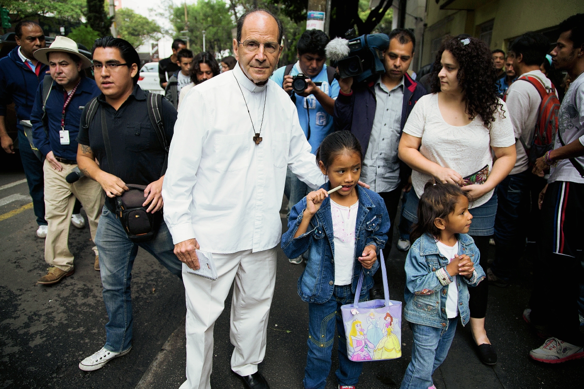 La caravana del Viacrucis Migrante, en cabeza del sacerdote Alejandro Solalinde (Foto prensa Libre:AP)