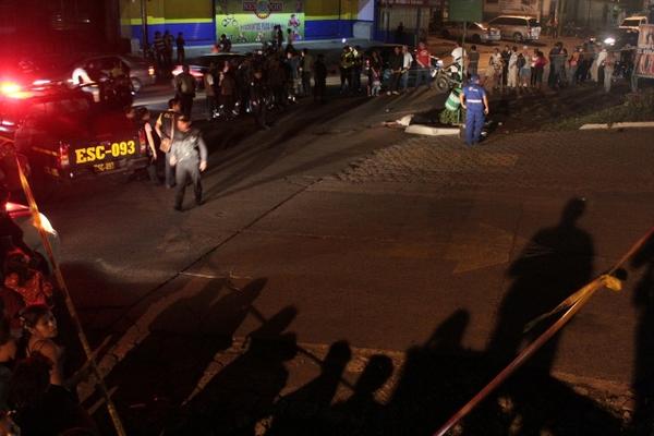Vecinos observan el cadáver de Ángel Rafael Noriega Veliz, víctima de un ataque directo. (Foto Prensa Libre: Melvin Sandoval)