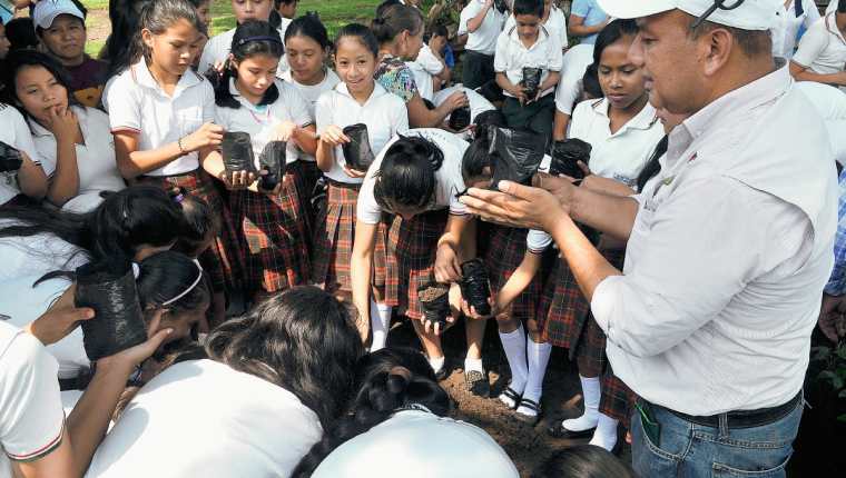 Un grupo  de niños en Coatepeque, Quetzaltenango, conmemora el Día de la Tierra en el  vivero municipal. (Foto Prensa Libre: Edgar Octavio Girón)