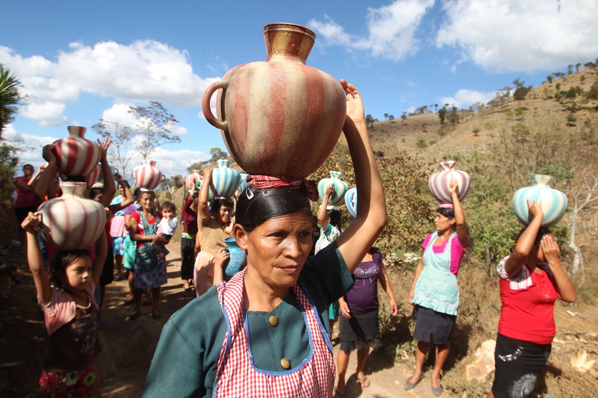 Mujeres que habitan la aldea Volcancito, en Palencia, carecen de los servicios básicos como agua potable la cual tinen que ir a traer a un rio que esta a mas de 5 kilómetros. (Foto Prensa Libre: Hemeroteca)