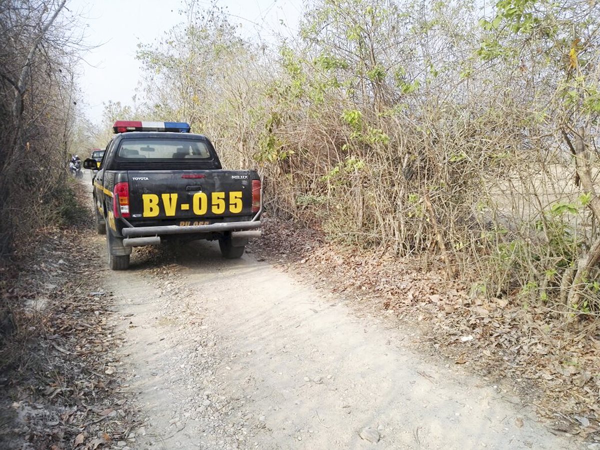 Unidades policiales permanecen en el lugar donde fueron atacados tres hombres, aldea de San Miguel Chicaj, Baja Verapaz. (Foto Prensa Libre: Carlos Grave)