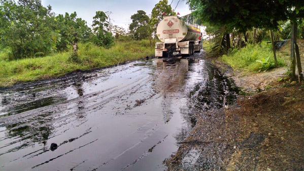 Los camiones quedaron varados a media carretera. (Foto Prensa Libre: Internet).