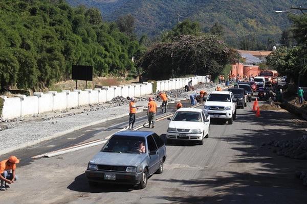 Trabajos de reparación se prolongan debido a que están poniendo piedra, lo cual se hace a mano. (Foto Prensa Libre: Miguel López)<br _mce_bogus="1"/>