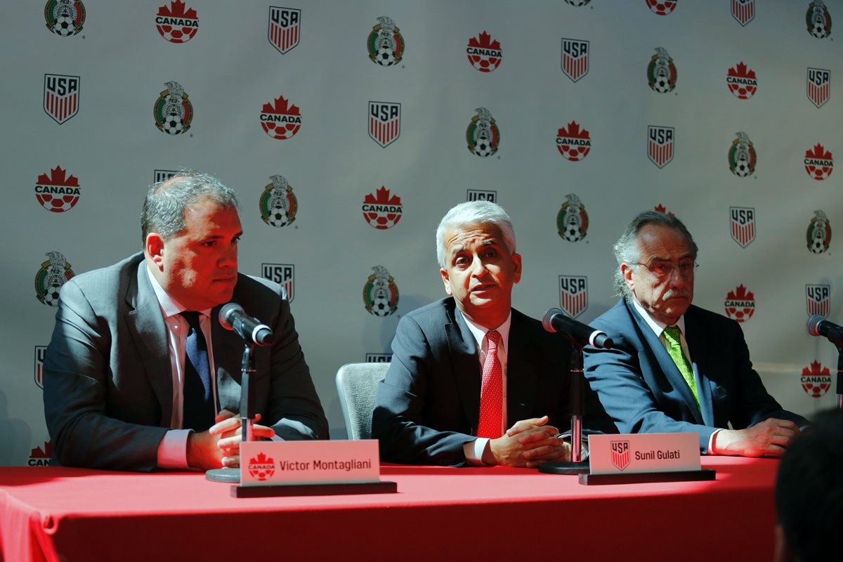 Sunil Gulati Presidente de Estados Unidos(centro) Victor Montagliani, presidente de la Concacaf, (derecha) y Decio de Maria de México, anuncian candidatura para el Mundial 2026. (Foto Prensa Libre: AFP)