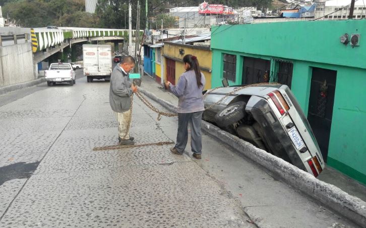 Vehículo encunetado cerca del puente El Caminero. El conductor y los pasajeros iban en estado de ebriedad. (Foto Prensa Libre: Emixtra)
