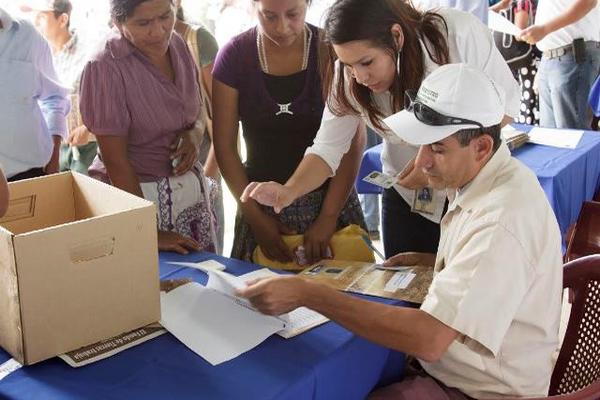 Pobladores de cinco comunidades de San Jerónimo reciben títulos de propiedad de parte del gobierno. (Foto Prensa Libre: Carlos Grave)<br _mce_bogus="1"/>