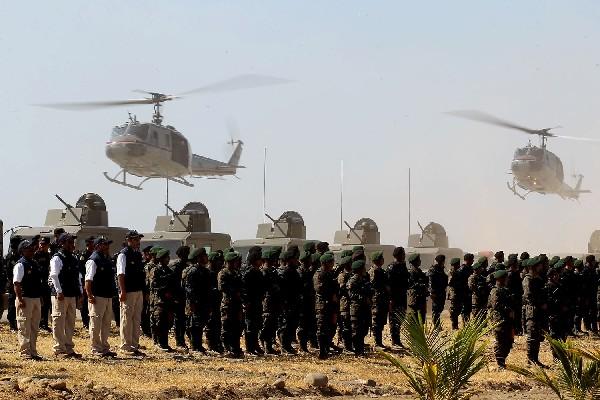 Con vehículos blindados, helicópteros y embarcaciones, la Fuerza de Tarea Tecún Umán hace una demostración de su capacidad de acción.
