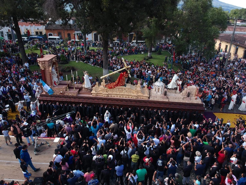 La procesión con la imagen de Jesús Nazareno de La Merced recorre calles y avenidas de Antigua Guatemala, en conmemoración de los 800 años de fundación de la orden mercedaria. (Foto Prensa Libre: Cortesía de Jesús en Guatemala)