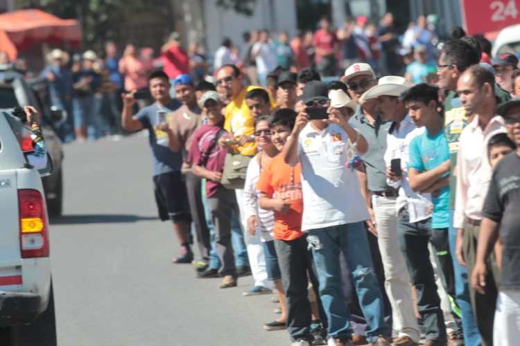 Un grupo de amantes al ciclismo esperan el paso de la Caravana. (Foto Prensa Libre: Carlos Vicente).