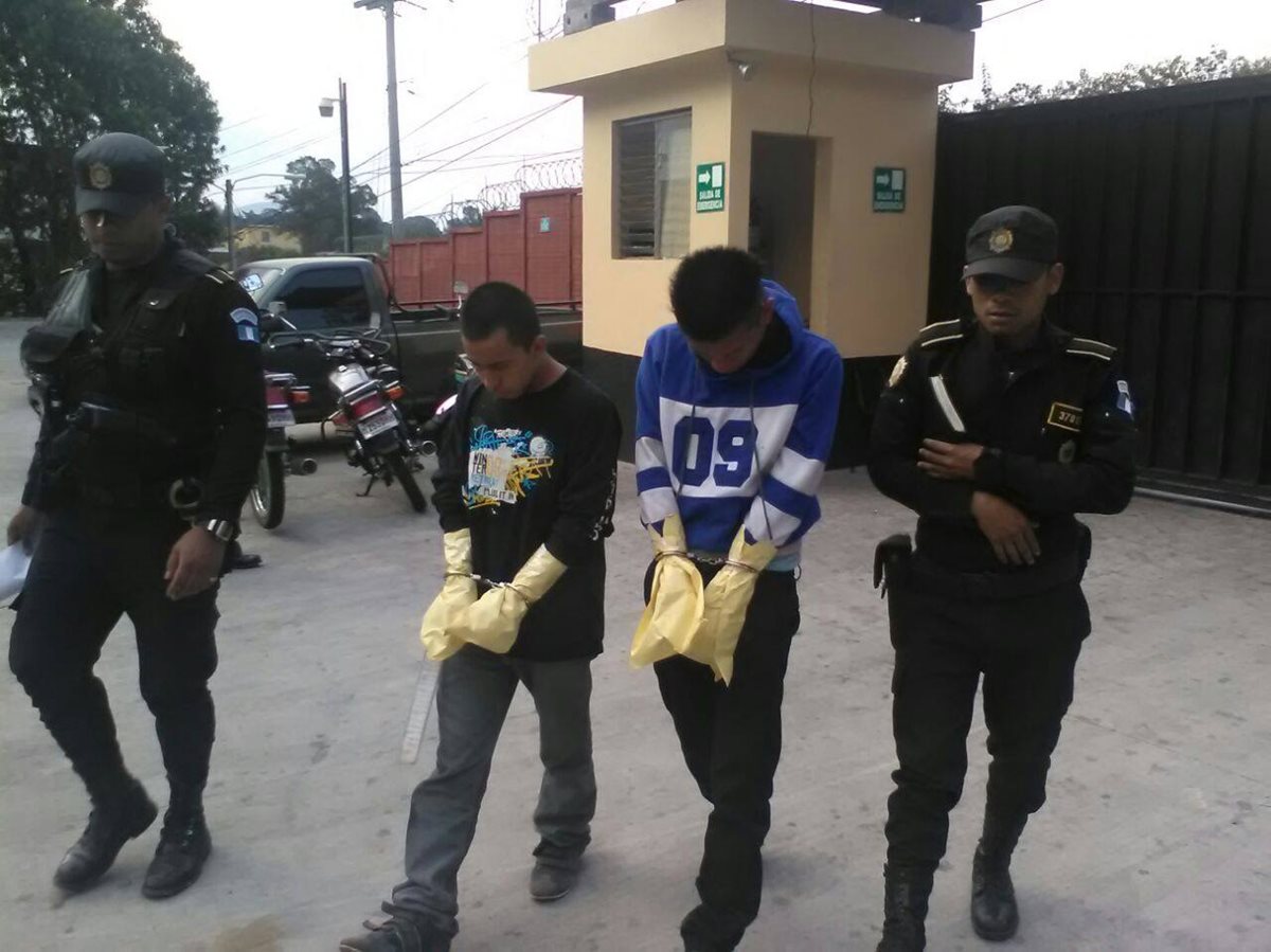 Sánchez Martínez, alias el Quetzalito; y Willy Antonio Estrada Patzán, alias el Enano, al ser detenidos el 23 de abril de 2016. (Foto Prensa Libre: PNC).