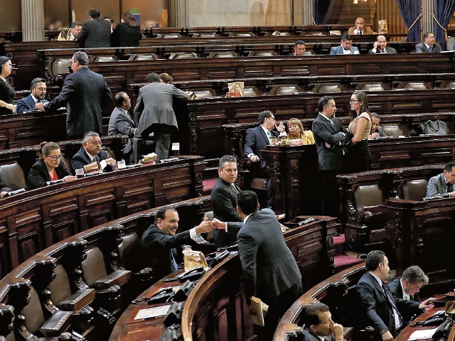 De ser aprobada la derogación del artículo 205 Ter de la Ley Electoral, los diputados tránsfugas podrían buscar la reelección con cualquier partido. (Foto Prensa Libre: Hemeroteca PL)