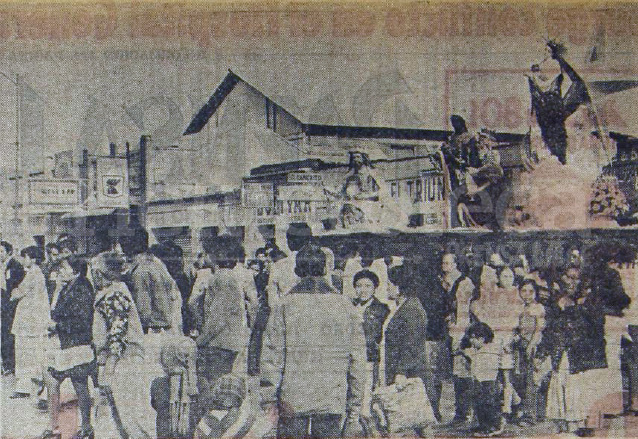 Rezado de la Inmaculada del Guarda Viejo el 6 de enero de 1976; en el anda aparecen las imágenes de los Reyes Magos. (Foto: Hemeroteca PL)