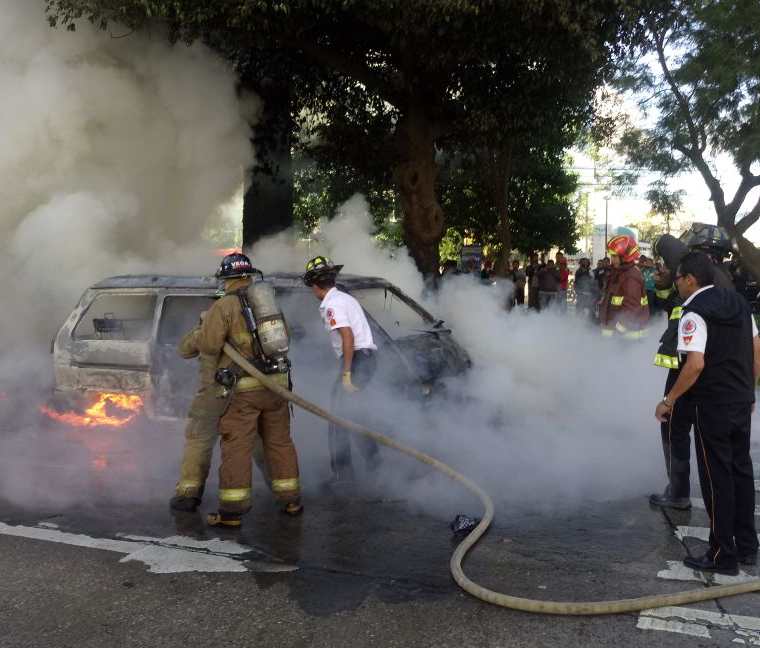 Bomberos controlaron el incendio del microbús en la Avenida Reforma. (Foto Prensa Libre: Érick Ávila)