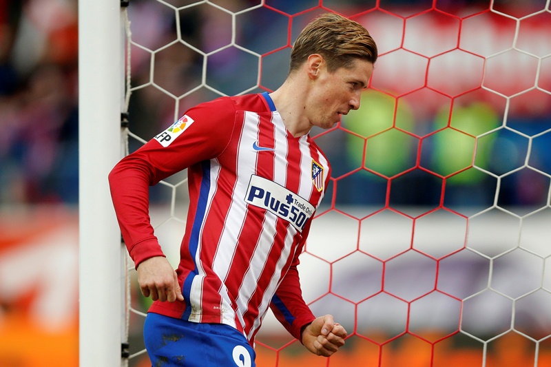 Torres se dispone a celebrar su gol histórico con el club rojiblanco. (Foto Prensa Libre: AP)
