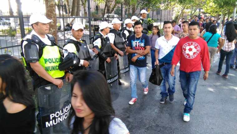 Agentes antidisturbios vigilan el Paseo de la Sexta para evitar que lleguen vendedores. (Foto Prensa Libre: Estuardo Paredes)