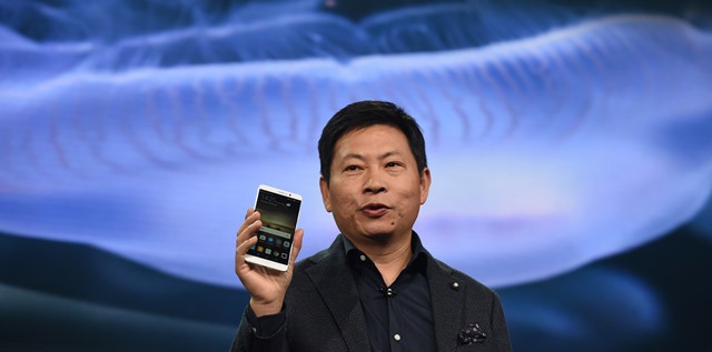 El presidente de Huawei, Richard Yu, sostiene un Mate 9 durante la presentación del celular en Múnich, Alemania. (Foto Prensa Libre: AFP).