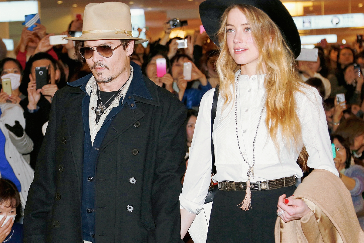 El actor estadounidense Johnny Depp y su esposa, Amber Heard, llevaron a sus perros “Boo” y “Pistol” a Australia, para el rodaje de la secuela de “Piratas del Caribe”. (Foto Prensa Libre: AP)