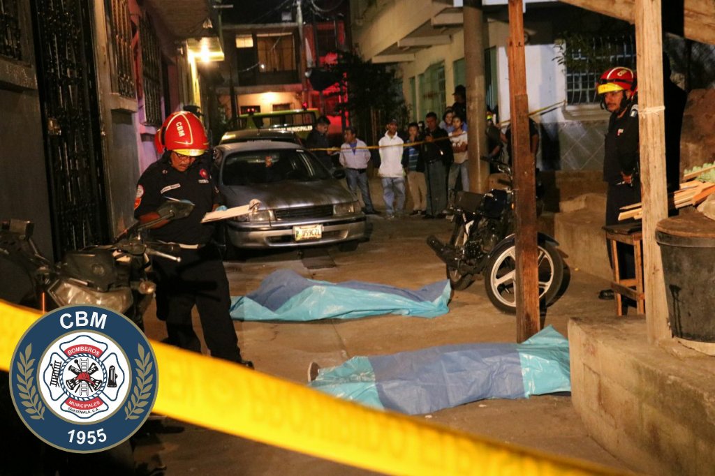 Una pareja murió en un ataque armado en la colonia Villalobos 2, zona 12 de Villa Nueva. (Foto Prensa Libre: Bomberos Municipales).