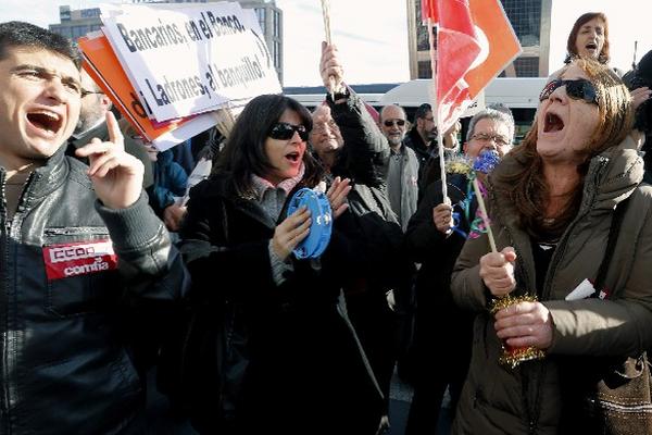 protesta en Madrid por  despidos en la banca, un sector que ha perdido 35 mil puestos de trabajo desde el 2008. (Foto Prensa Libre: EFE)