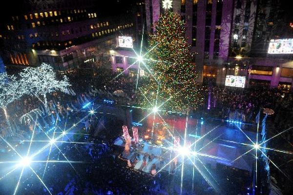 El árbol de Navidad en el Rockefeller Center, iluminado con 45 mil luces, mide casi 26 metros de alto. (Foto Prensa Libre: AFP)