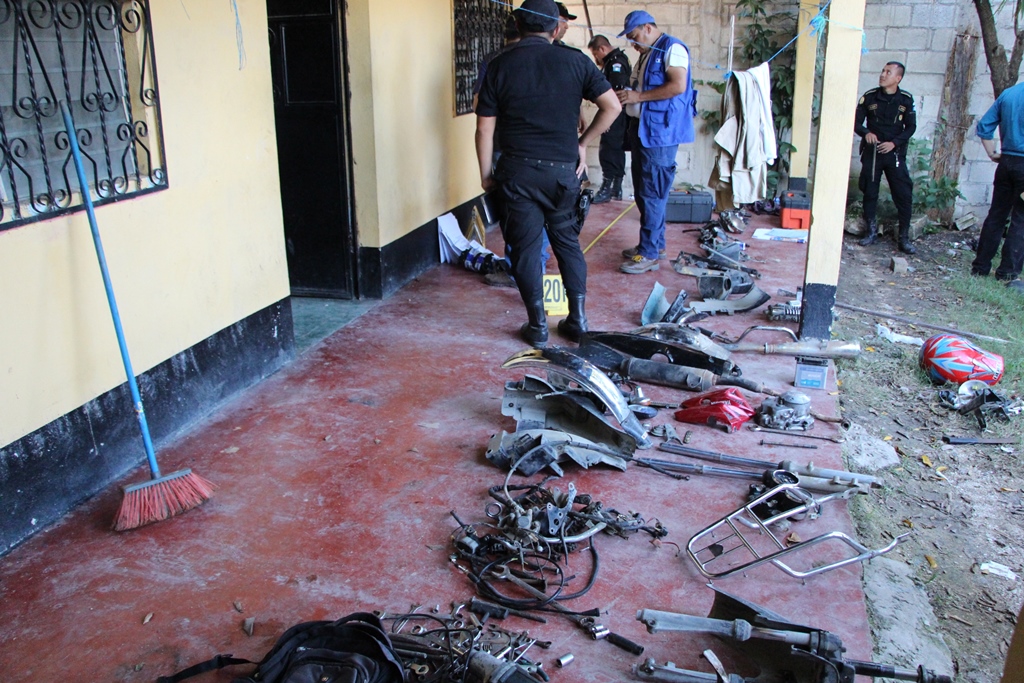 Piezas de motos incautadas en vivienda de San Benito, Petén. (Foto Prensa Libre: Rigoberto Escobar)