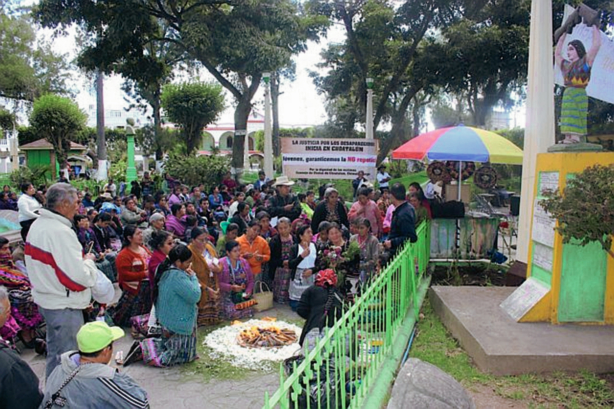 Familiares de desaparecidos conmemoran Día Nacional de la Dignidad de las Víctimas del Conflicto Armado (Foto Prensa Libre: José Rosales)
