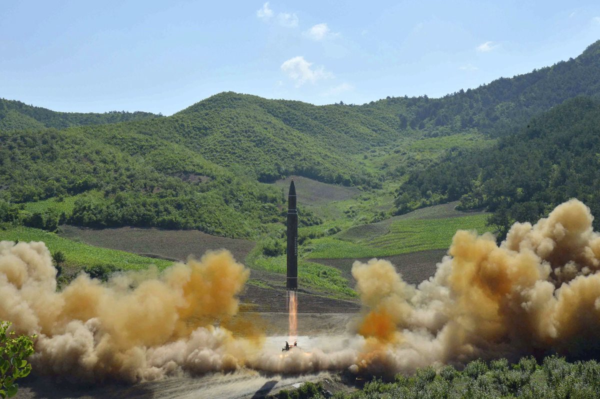 La prueba de misiles de EE. UU. ocurre días después las efectuadas por Corea del Norte -en la imagen-. (Foto Prensa Libre: AP)