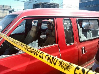 Varios vehículos fueron afectados luego del ataque armado. (Foto Prensa Libre)