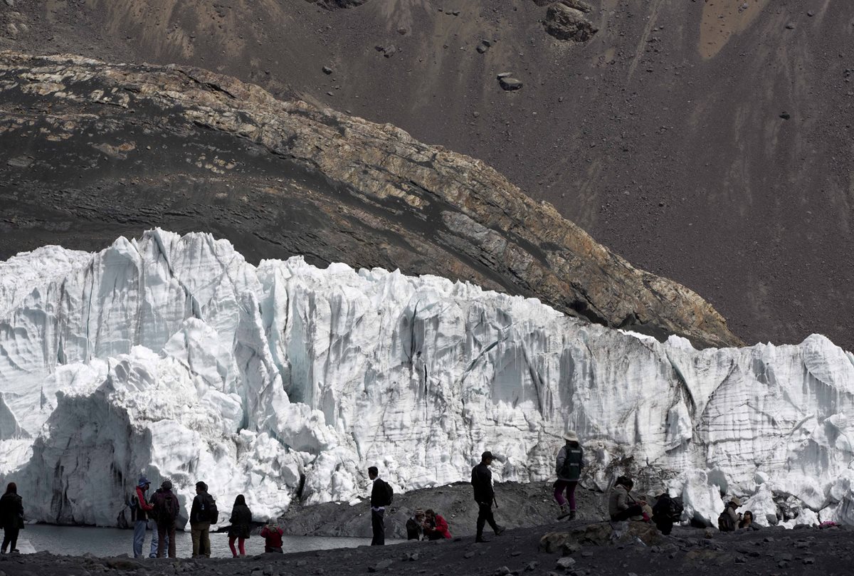 Turistas visitan el glaciar Pastoruri, en un recorrido llamado "La ruta del cambio climático", en Huaraz, Perú. (Foto Prensa Libre: AP).