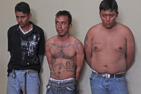 Los detenidos portaban dos armas de fuego sin documentos. (Foto Prensa Libre: Alexánder Coyoy)